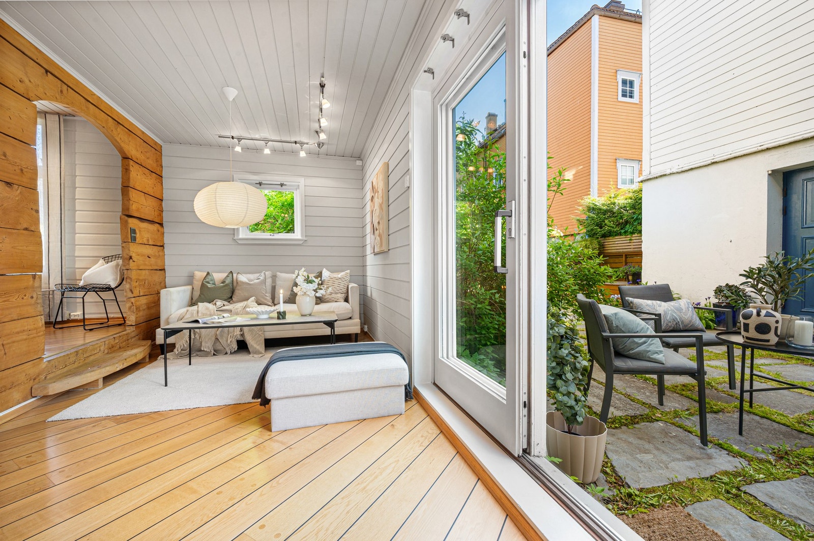 Lys og innbydende stue med direkte utgang til en privat og skjermet uteplass. Galleribilde