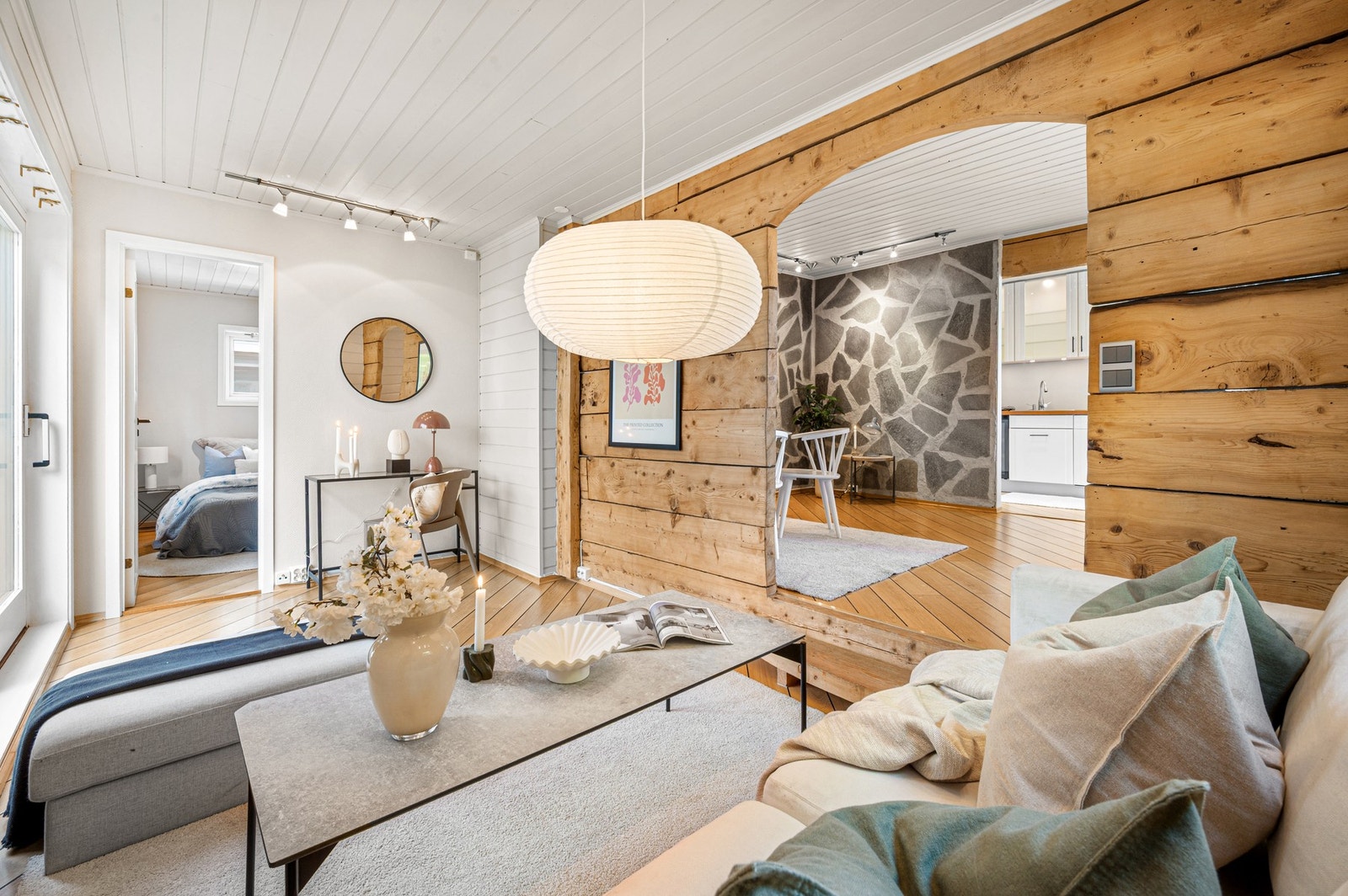 God takhøyde, brede tregulv og originale tømmervegger gir boligen karakter og sjel. Galleribilde