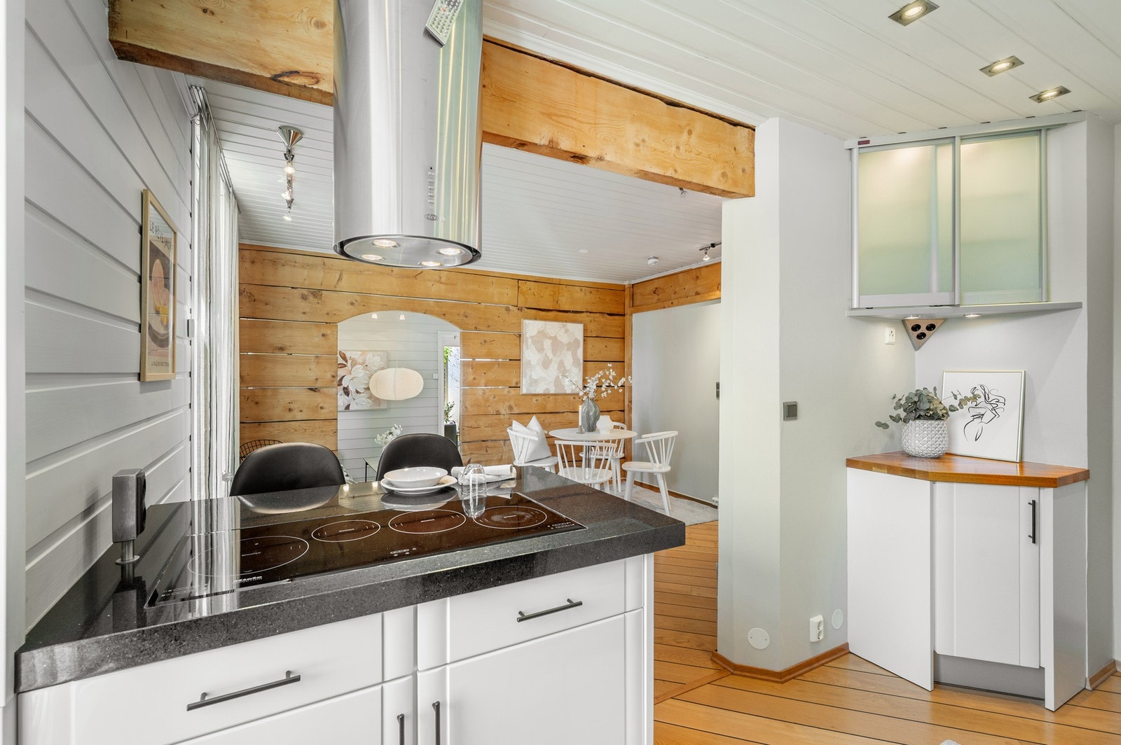 Her er det godt med både benkeplass og oppbevaring. Galleribilde