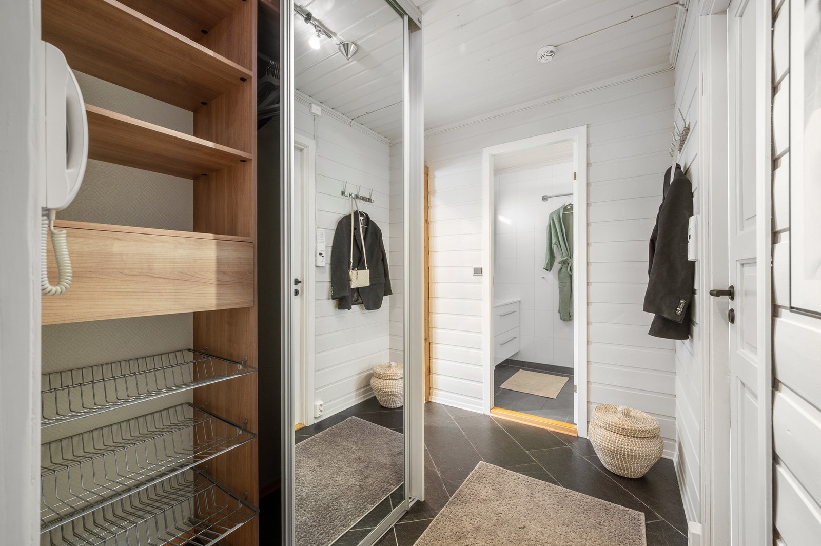 Skyvedørsgarderobe og godt med oppbevaringsplass. Galleribilde