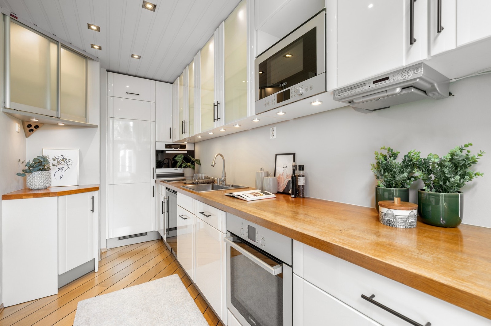 Delikat kjøkken med profilerte fronter og heltre benkeplate. Galleribilde