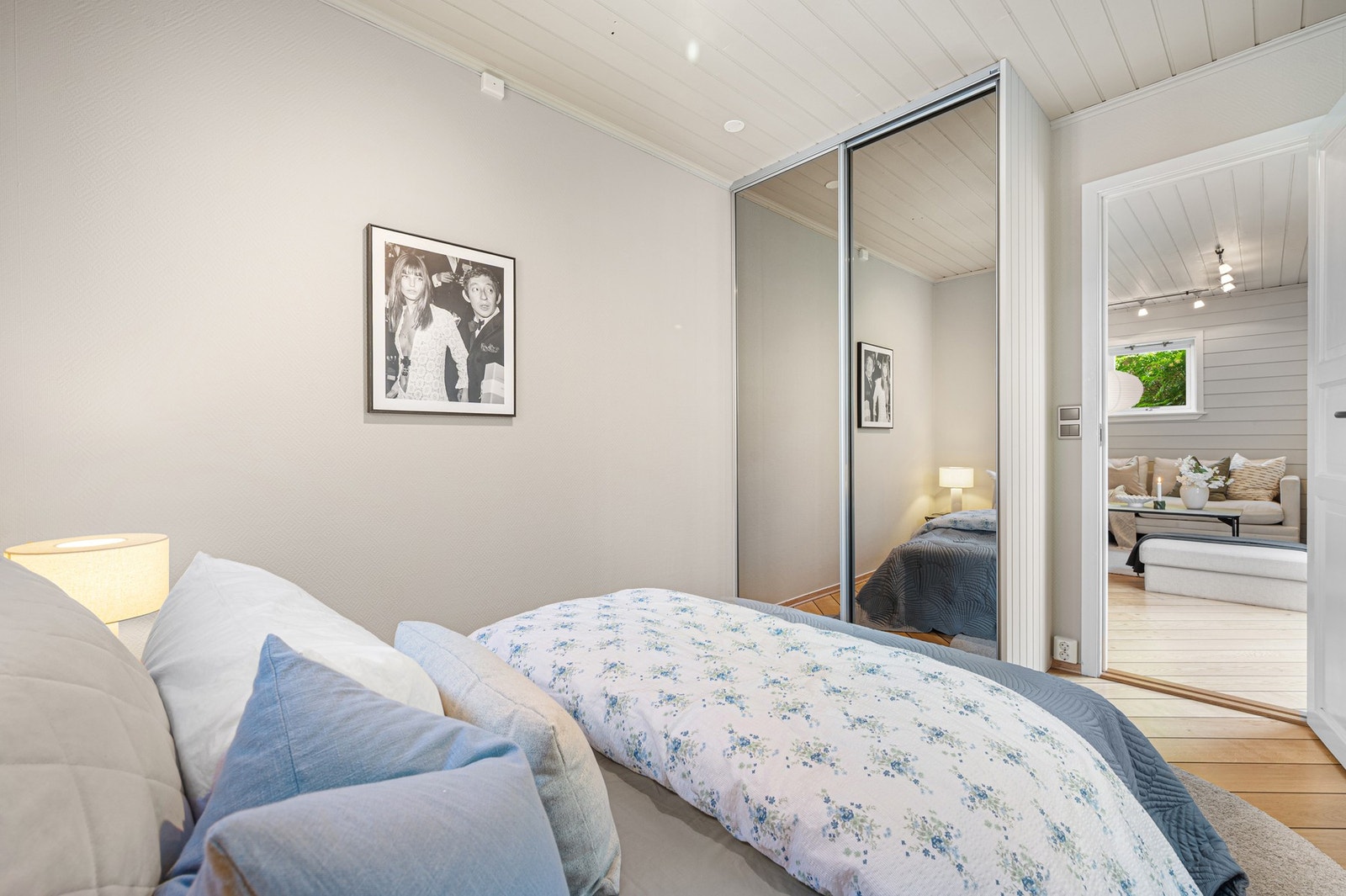 Her får du plass til en dobbeltseng og garderobeløsning. Galleribilde