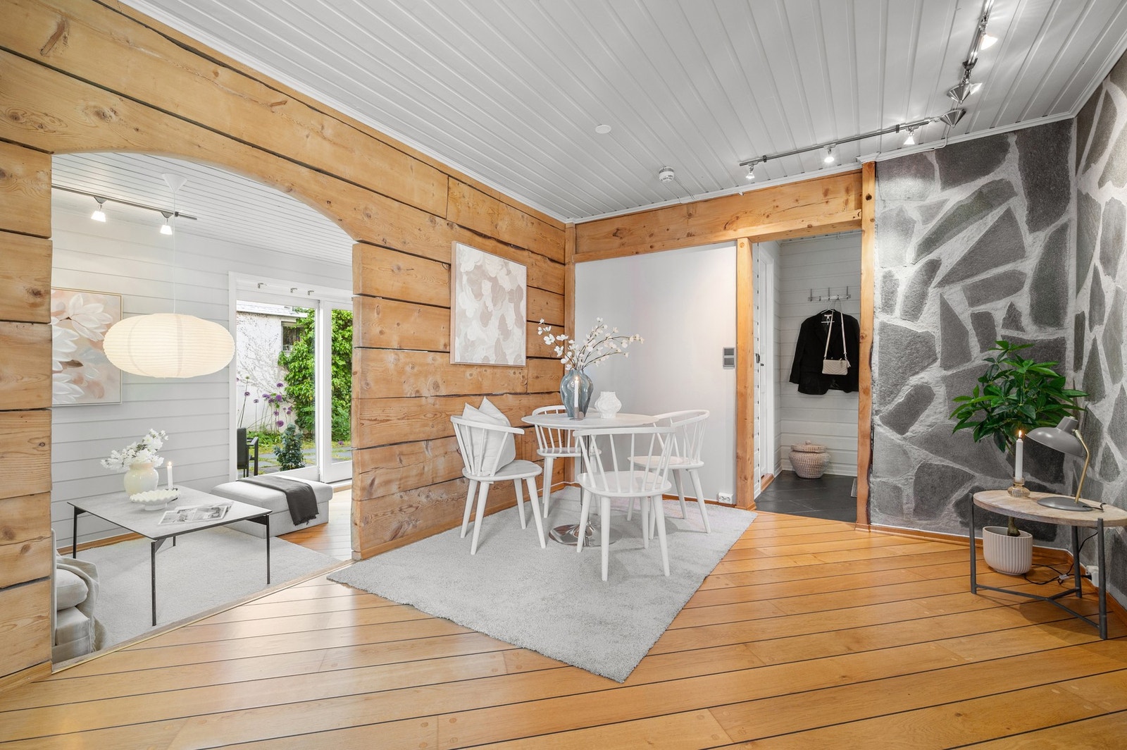 Spiseområdet er naturlig plassert mellom stue og kjøkken. Galleribilde