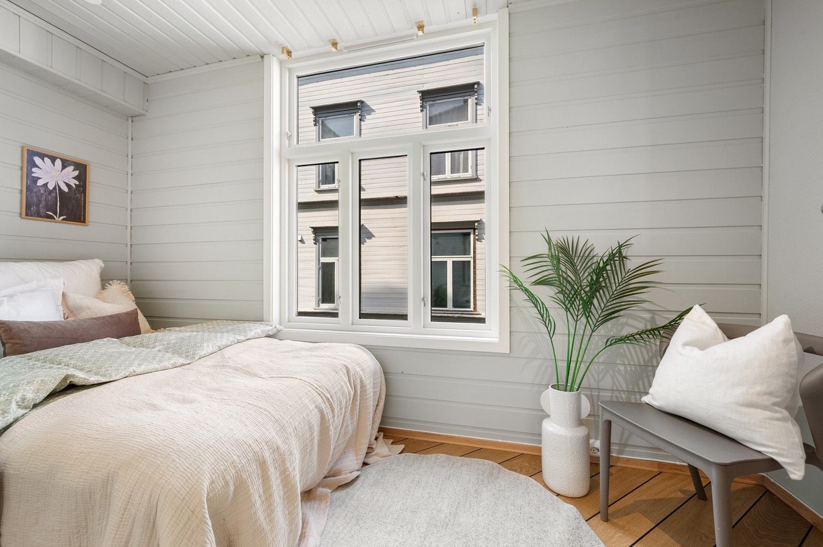 Soverom med god plass til dobbeltseng. Galleribilde