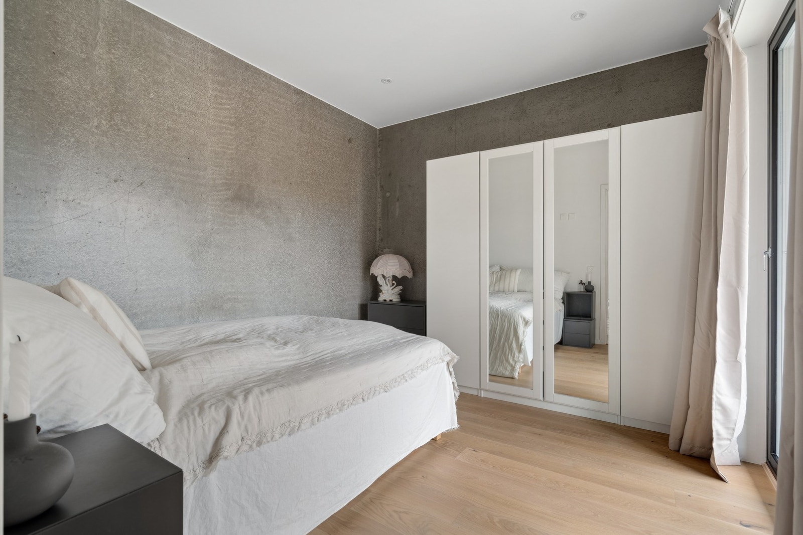 Det er stort med god plass til både garderobe, og et lite skrivebord. Galleribilde