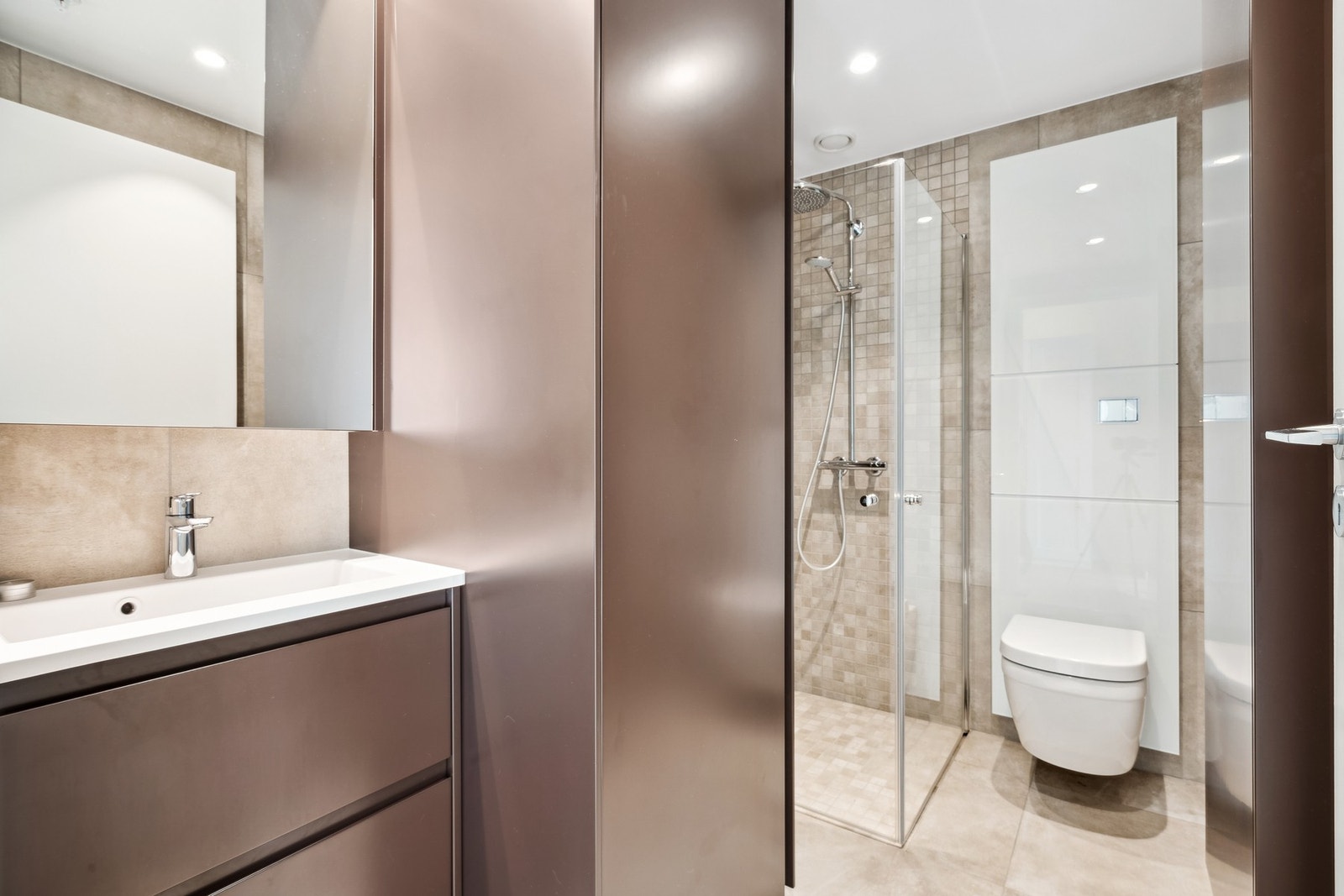 Badet er komplett flislagt. Fargevalget luner rommet og gir det et eksklusivt preg. Galleribilde