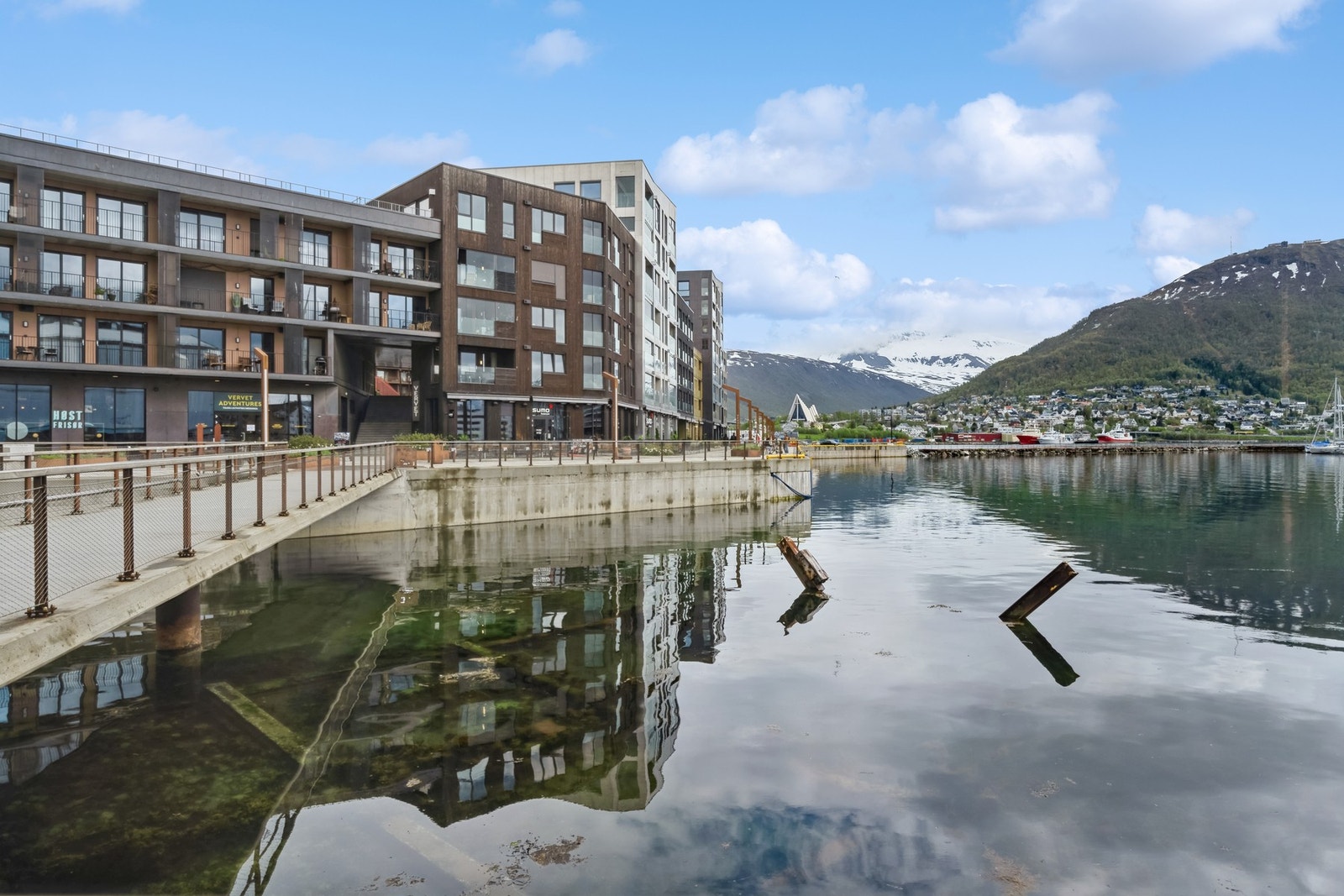 Vervet har en attraktiv havnepromenade med serveringssteder, småbåthavn, samt en rekke fritid- og servicetilbud. Bykjernen ligger kun en spasertur unna. Galleribilde