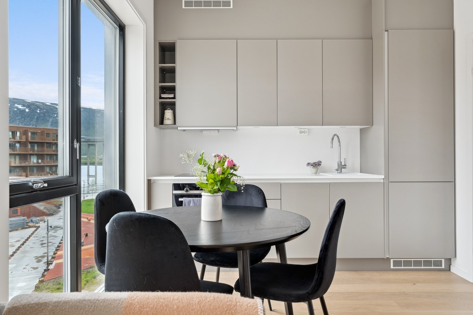 Leiligheten har en Innholdsrikt og tidløs kjøkkeninnredning fra HTH. Her er det godt med skap- og benkeplass. Galleribilde