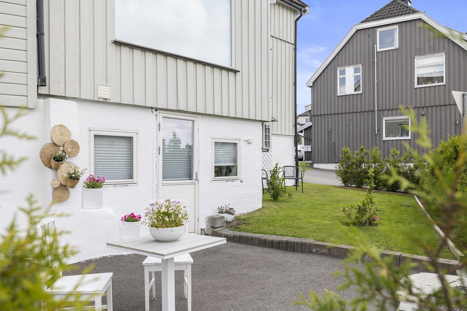 Leiligheten i underetasjen har egen uteplass. Galleribilde