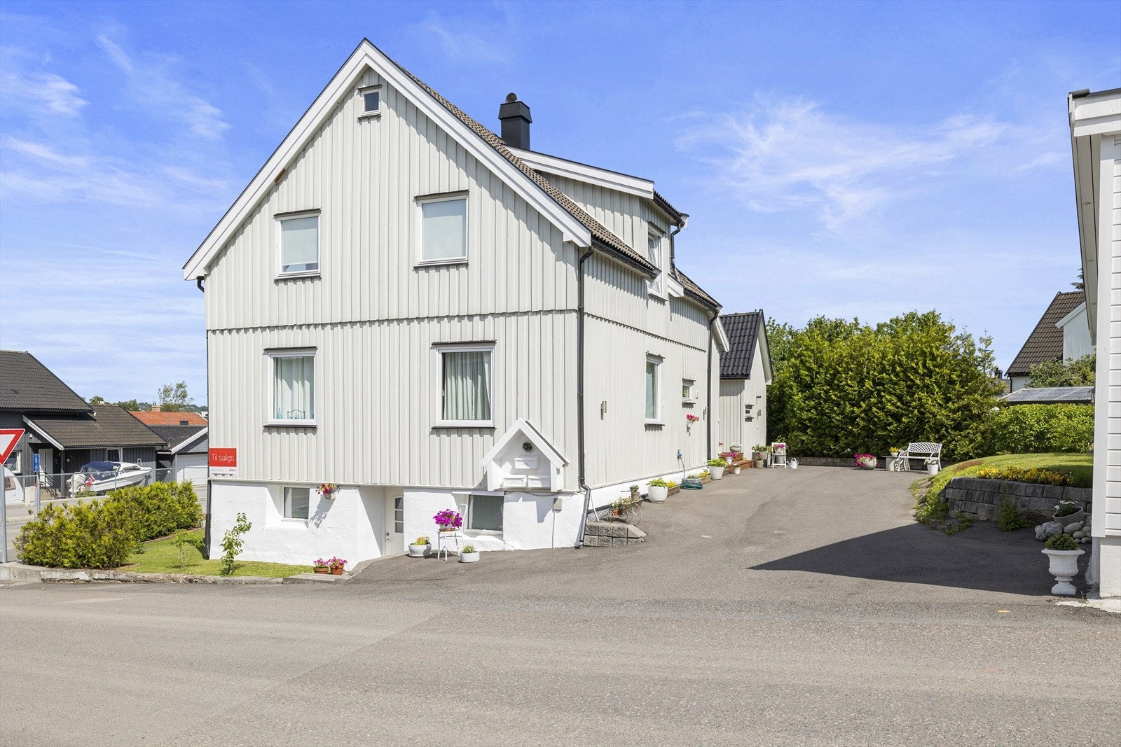 Dette er en romslig flermannsbolig med flere uteleieenheter Galleribilde