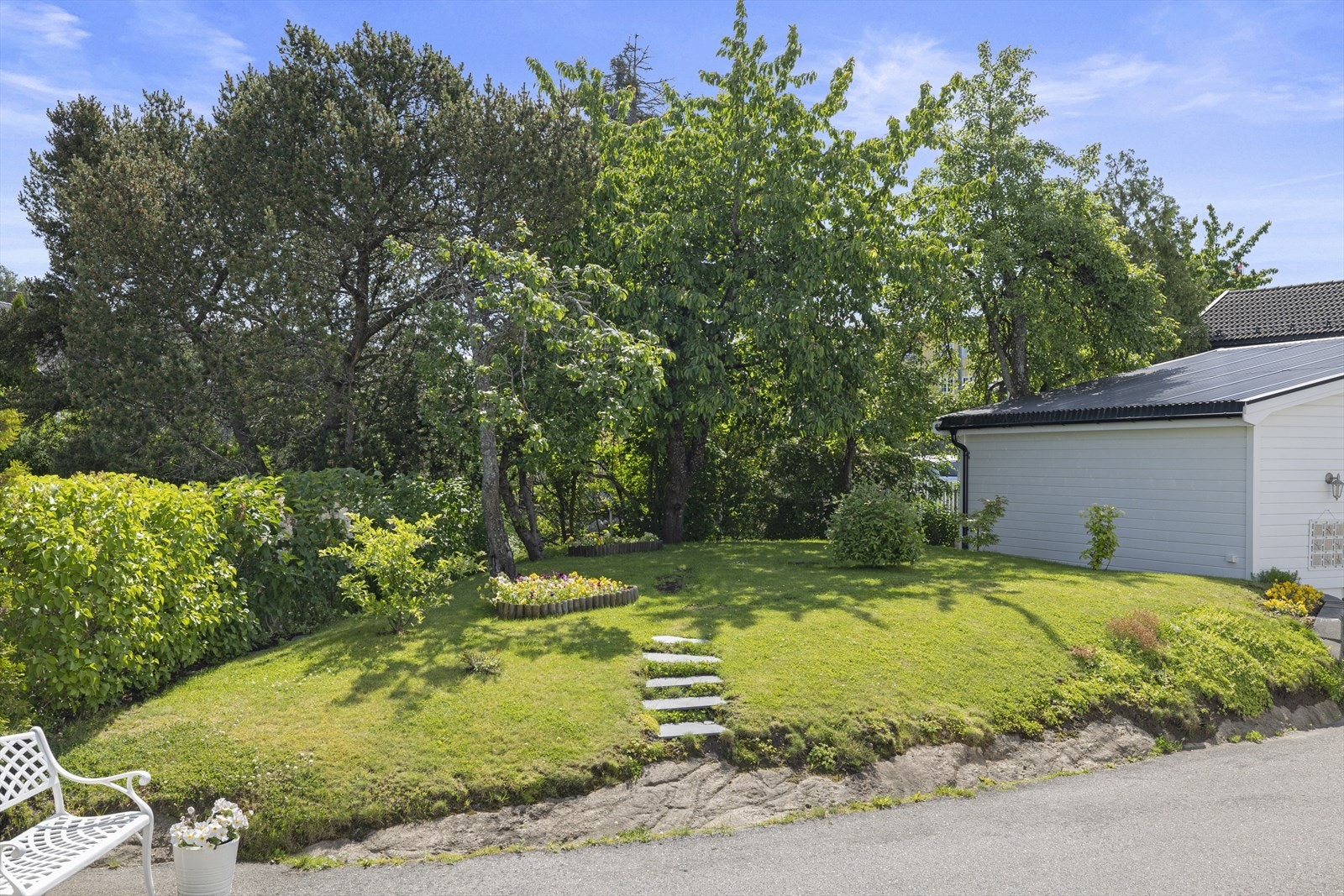 Hagen er enkelt opparbeidet med planter og trær Galleribilde