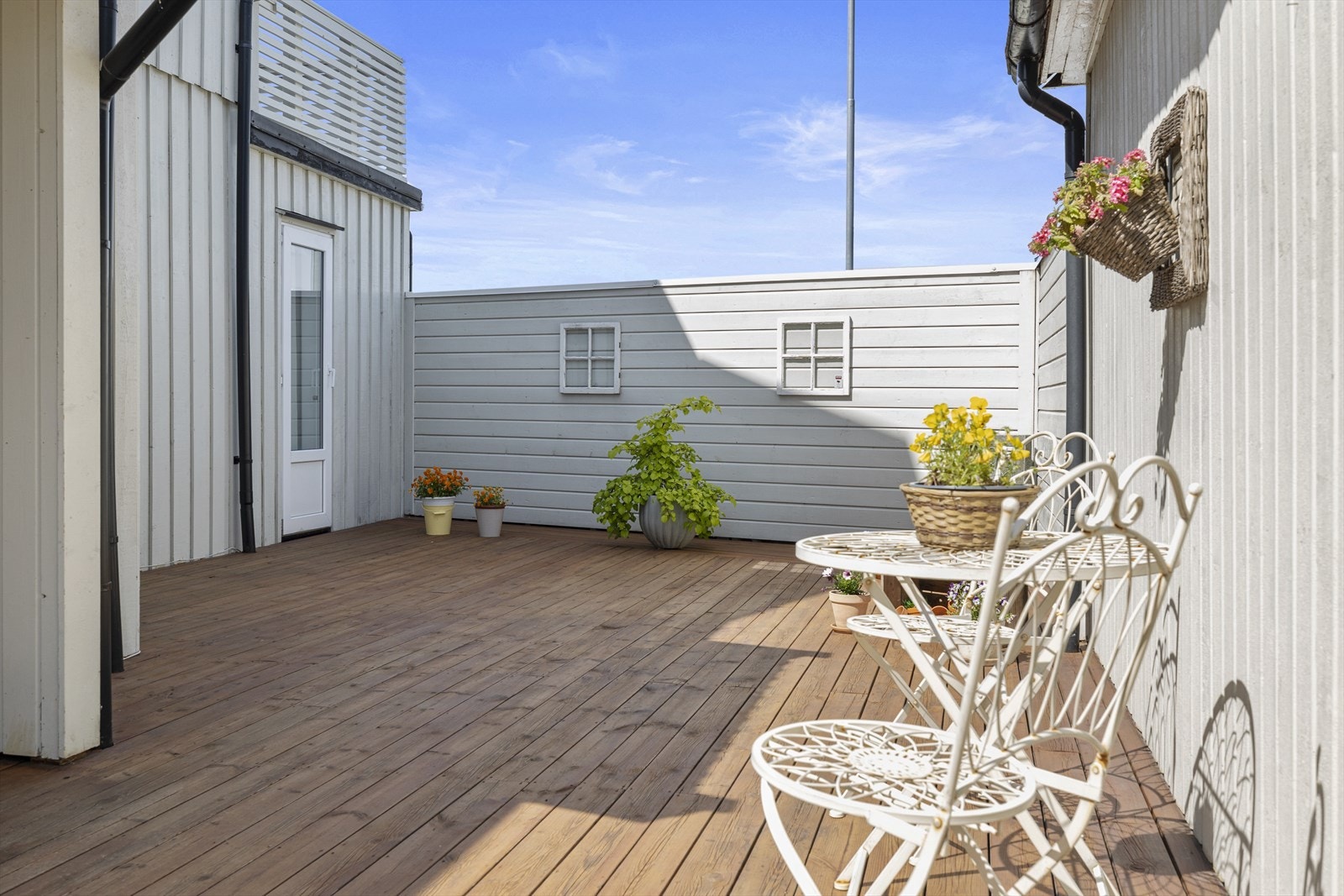 Ved inngangspartiet til hoveddelen har du koselig terrasse Galleribilde