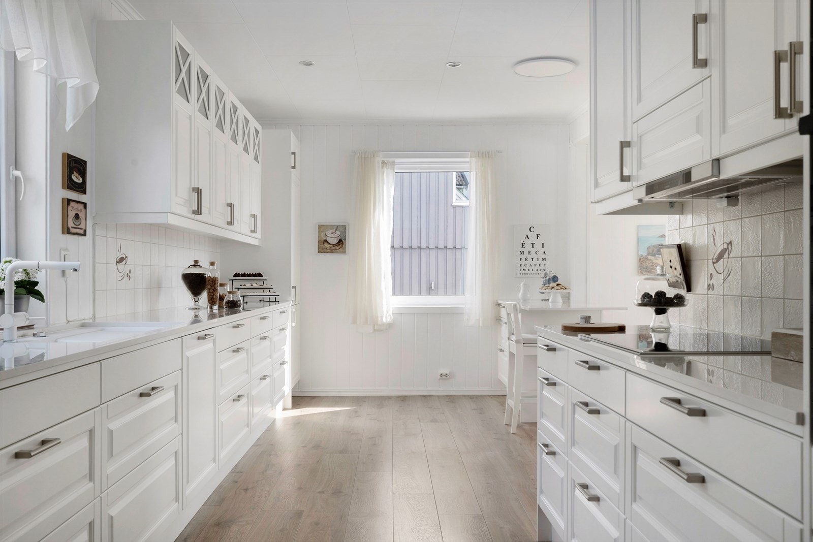 Det er godt med skap- og benkeplass på kjøkkenet for matlaging og oppbevaring. Galleribilde