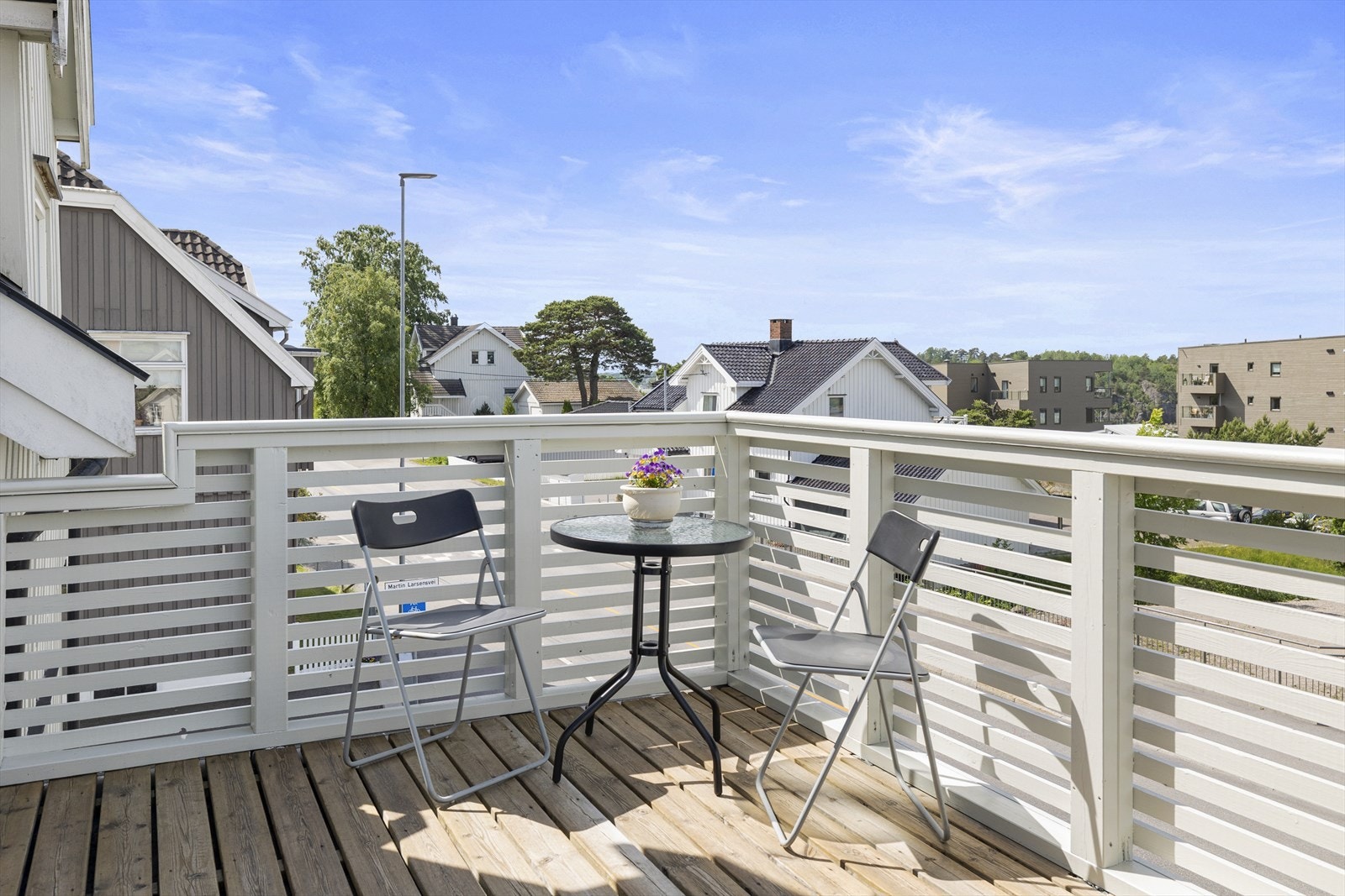 Her har du plass til lite kafèsett og har et fritt utsyn over området Galleribilde