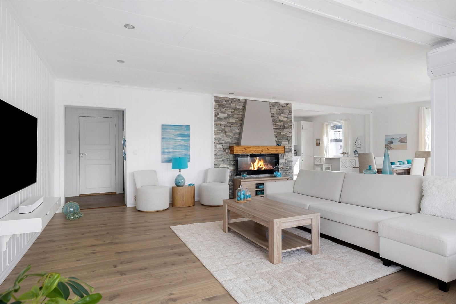 Stuen i hoveddelen har god størrelse og plass til både sofagruppe og spisestue uten at rommet fylles for mye opp Galleribilde