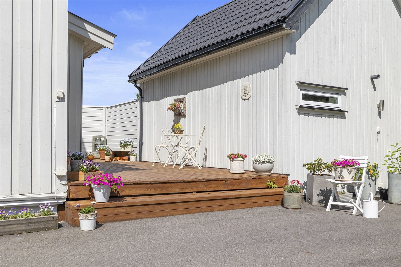 Fint terrasse areal ved inngangen til hoveddelen. Galleribilde
