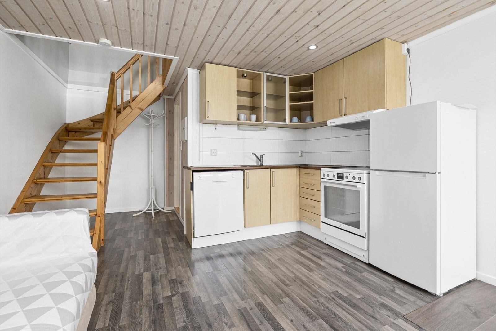 Her er bilde av hyblen i sidebygget. Leiligheten i kjelleren består av stue/kjøkken, bad, 2 soverom, gang og bod (ikke bilder fra denne enheten) Galleribilde