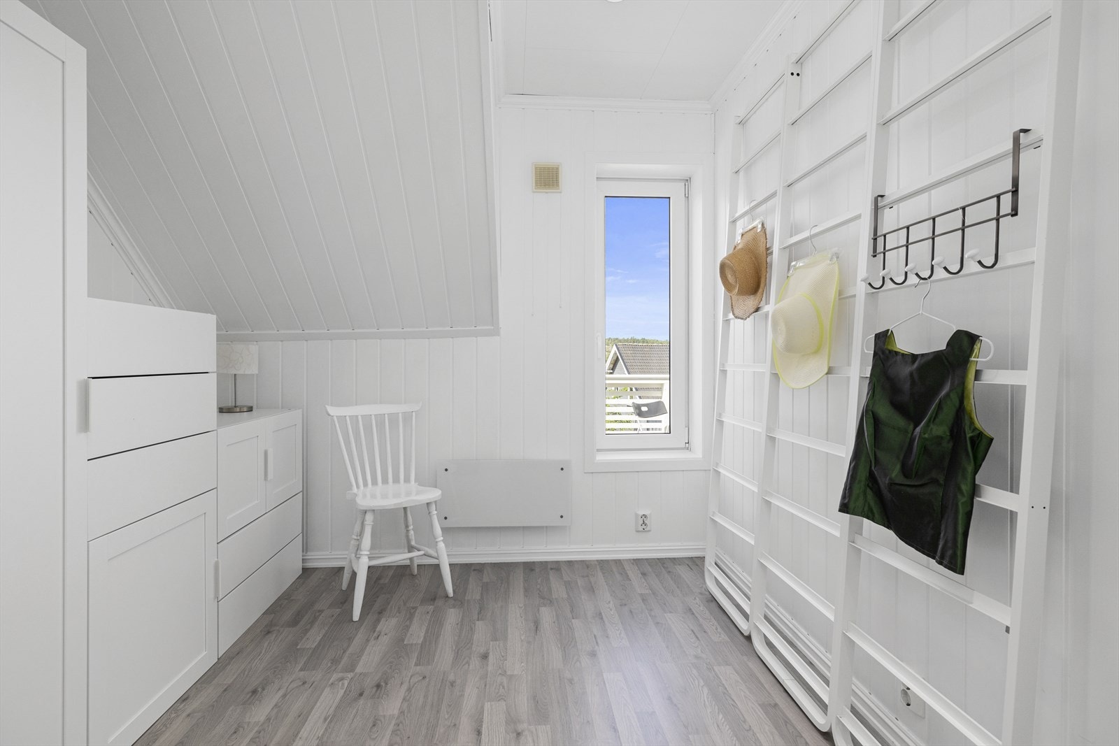 Det ene rommet er innredet som garderoberom Galleribilde