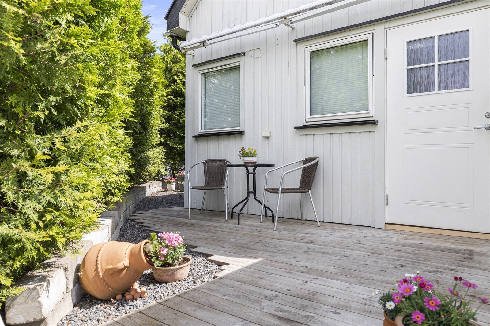 Uteplass foran leiligheten ved sidebygget Galleribilde