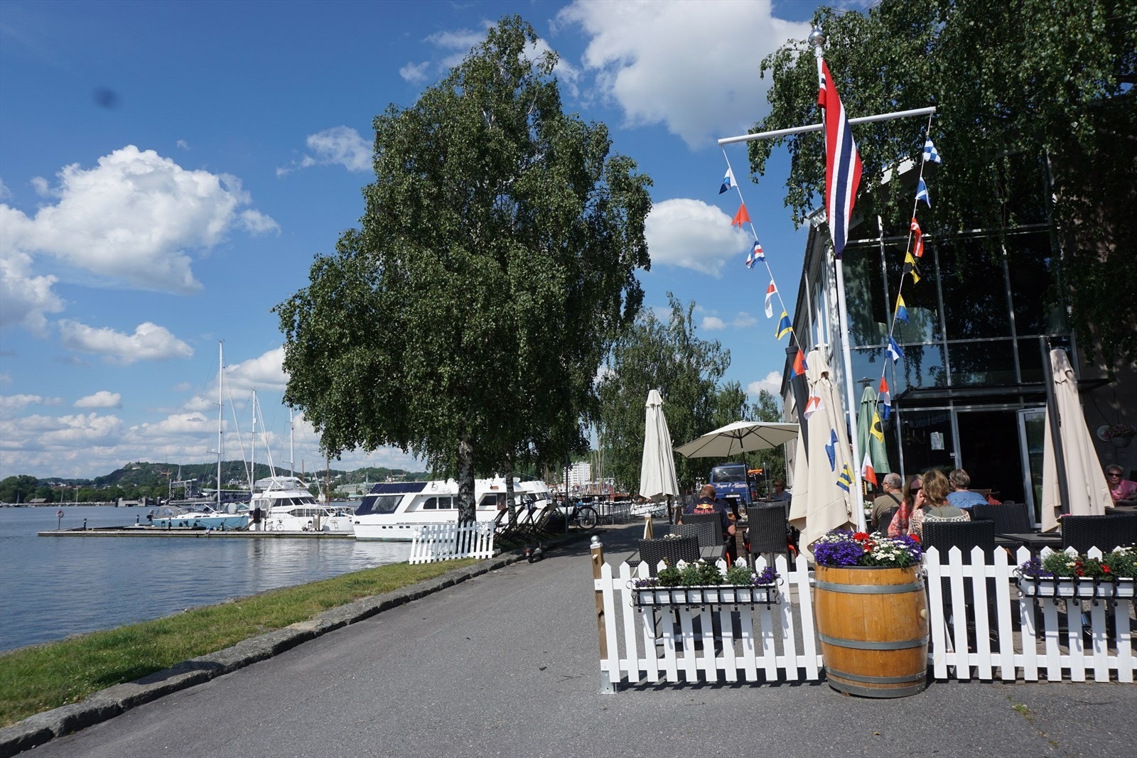 Hyggelig uteliv på brygga ned ved Framneskaia. Hit går man på 10 minutter Galleribilde