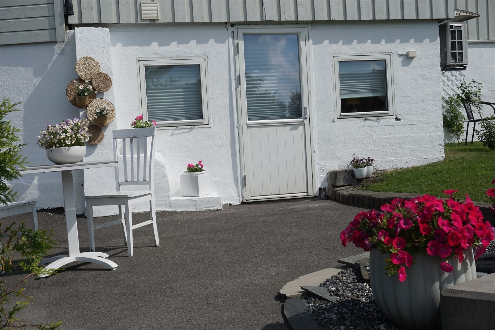 Fin uteplass for leiligheten i underetasjen. Galleribilde