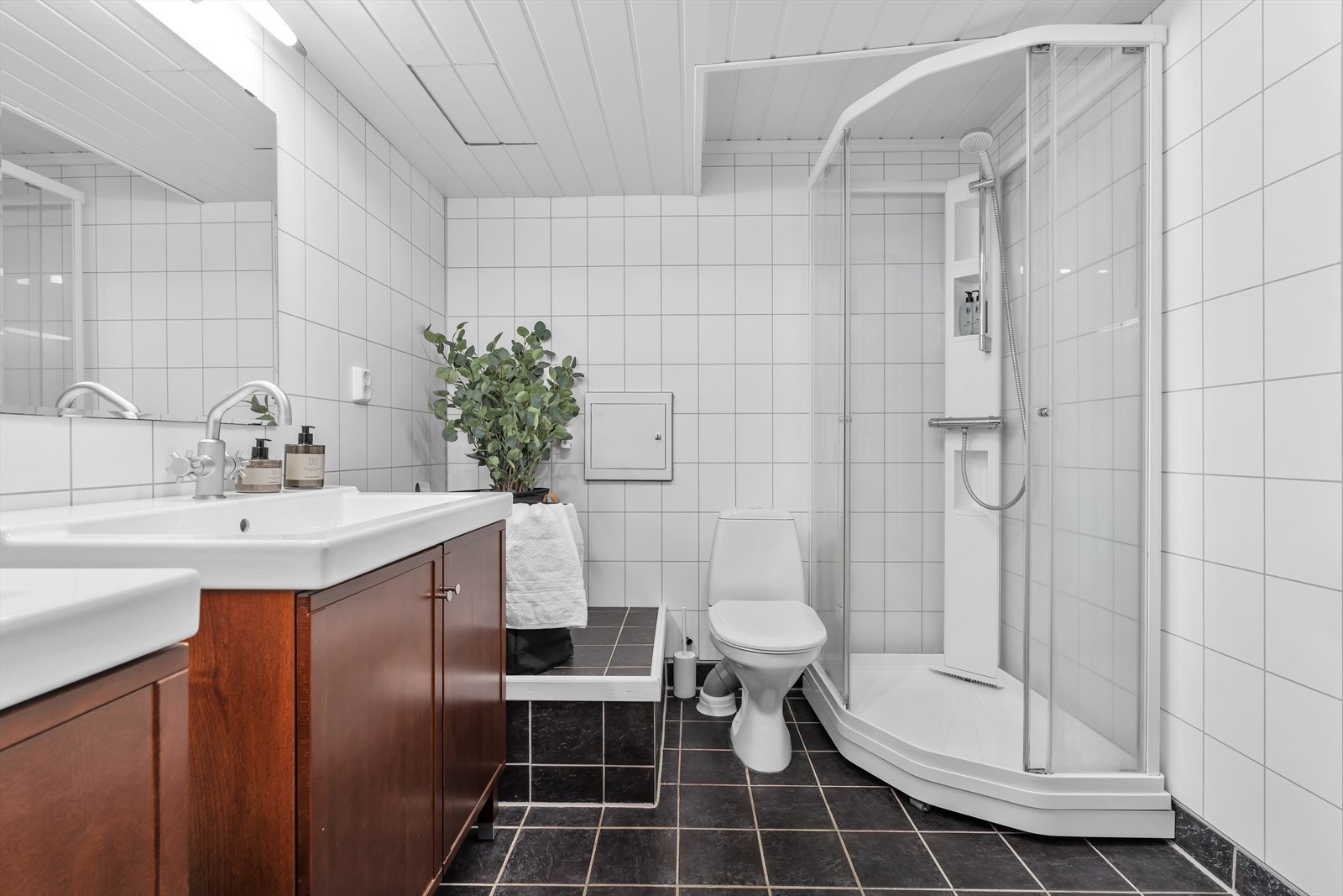 Seksjon 2 - Rom innredet som bad kjeller (ikke godkjent for varig opphold) Galleribilde