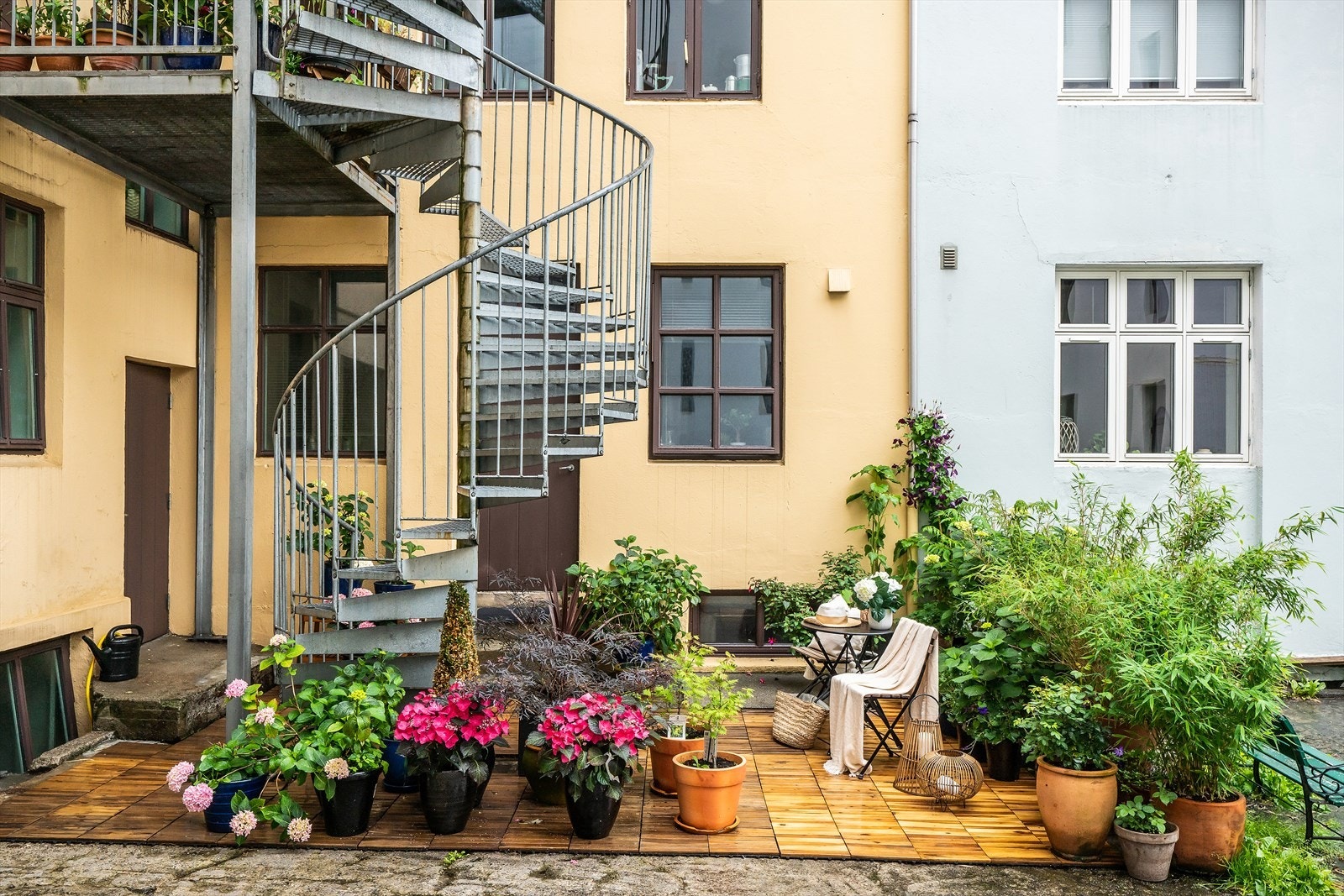 - Den felles bakgården byr på grønne omgivelser og en rolig atmosfære - Galleribilde
