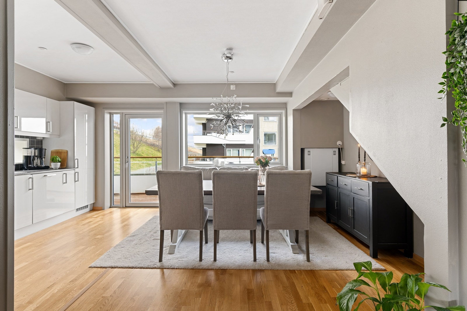 I første etasjen finner du entrè, gang, soverom, bad og kjøkken/spisestue Galleribilde