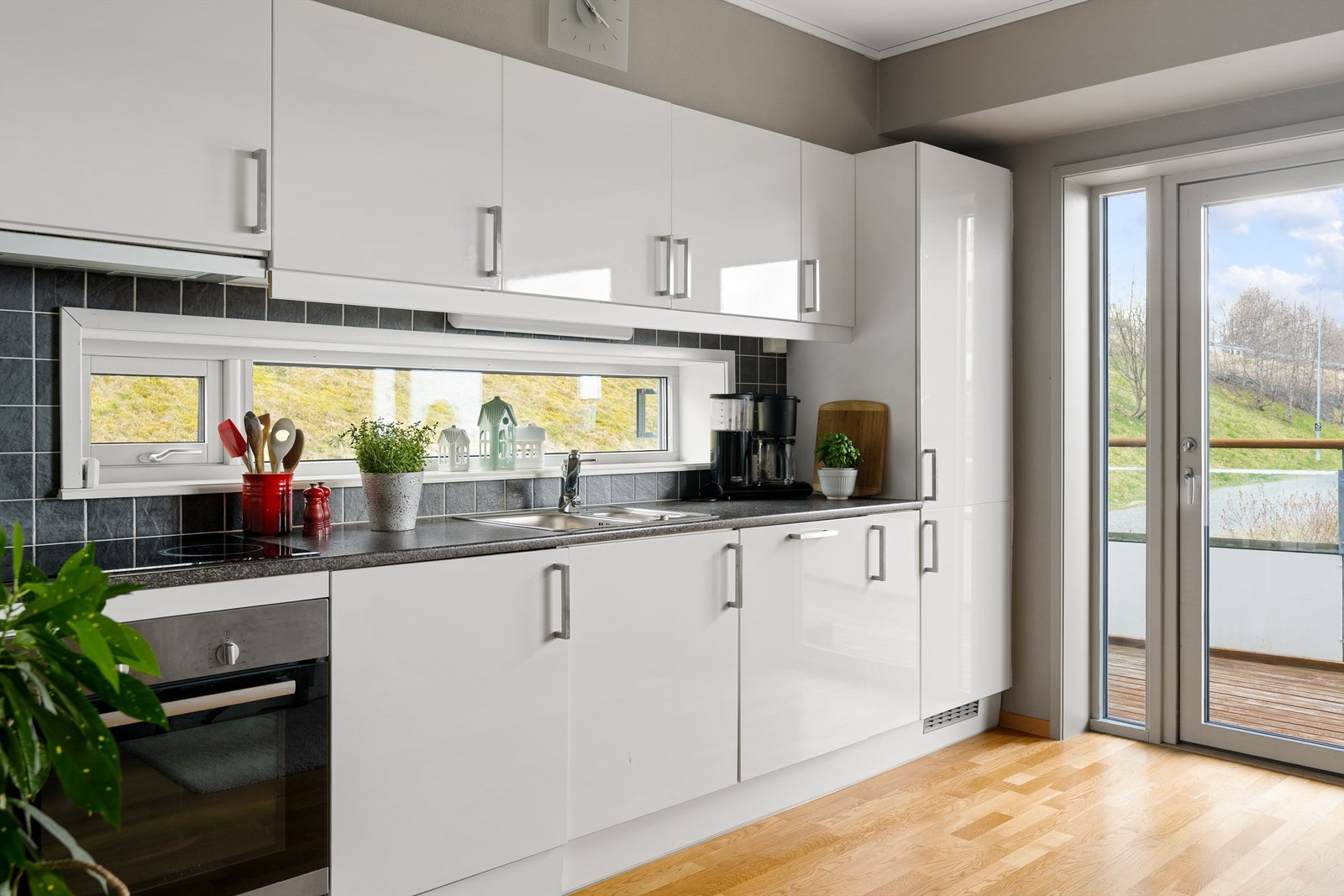 Kjøkkenet er utstyrt med praktiske integrerte hvitevarer for en funksjonell helhet Galleribilde