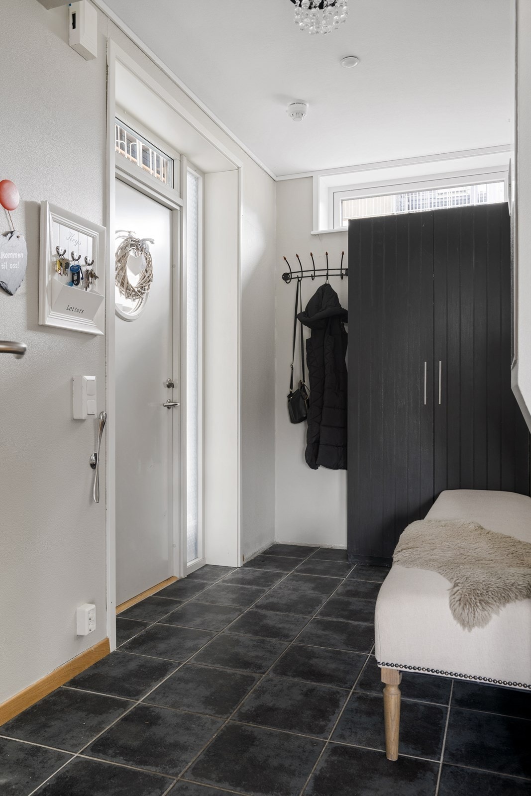 Velkommen inn! Praktisk entré med god plass til ytterklær og sko Galleribilde