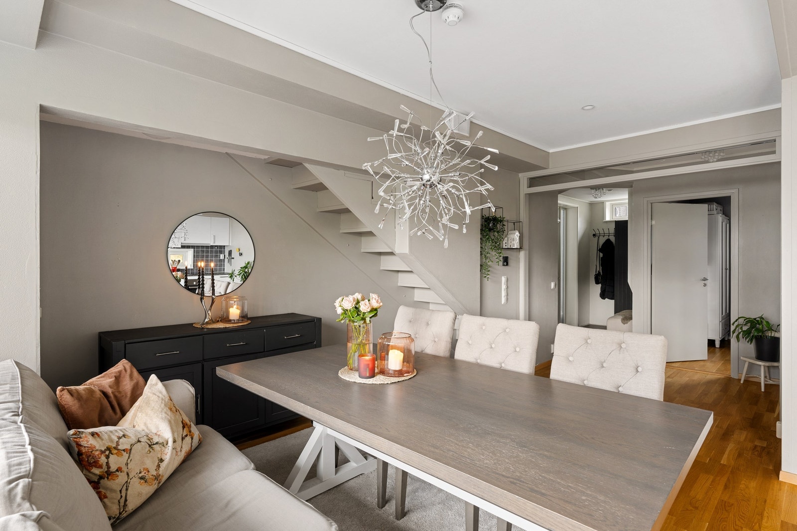 Leiligheten går over to plan og holder en god standard med smarte og tidsriktige løsninger. Galleribilde