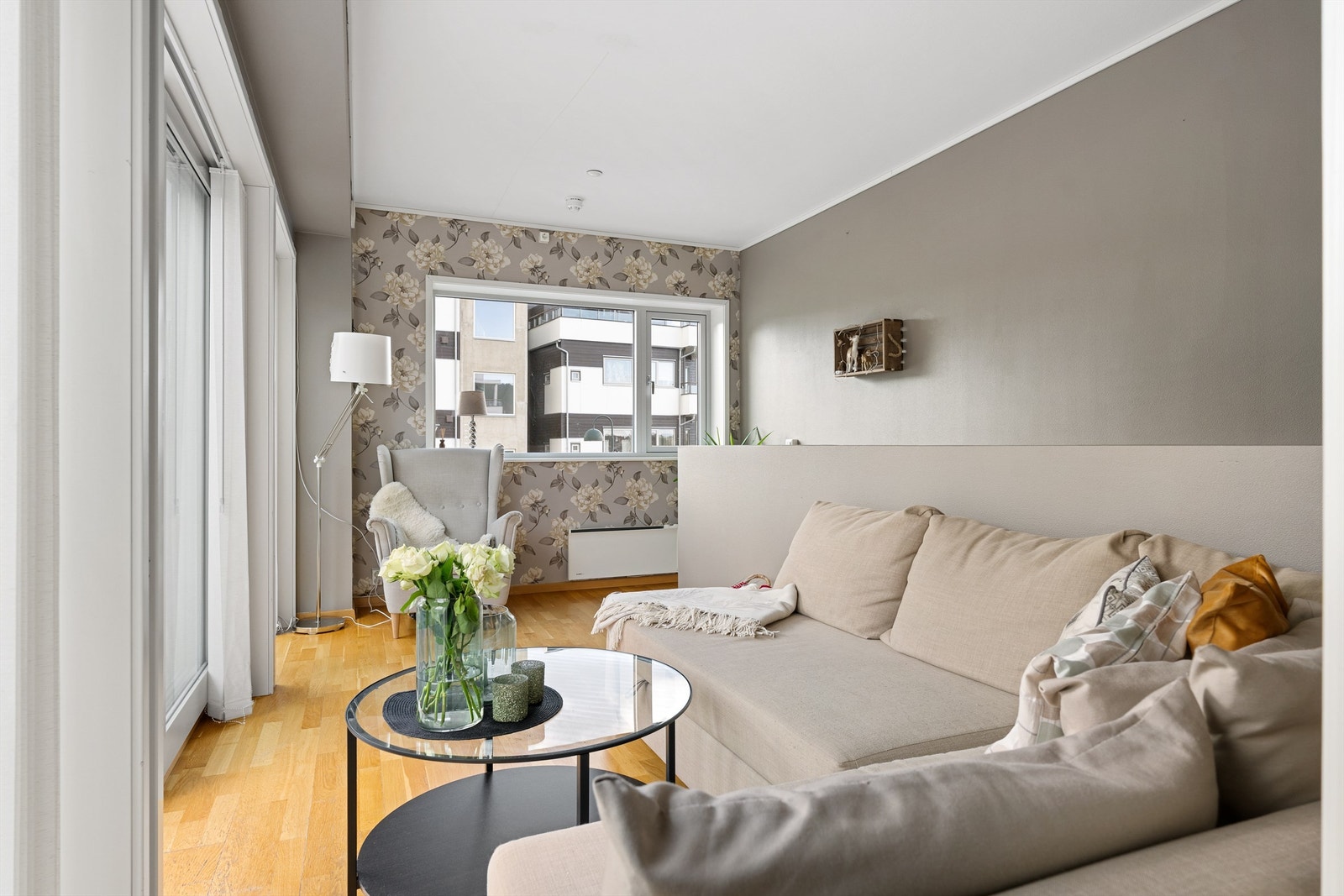 Lys og romslig loftsstue med lune og tidsriktige farger. Galleribilde