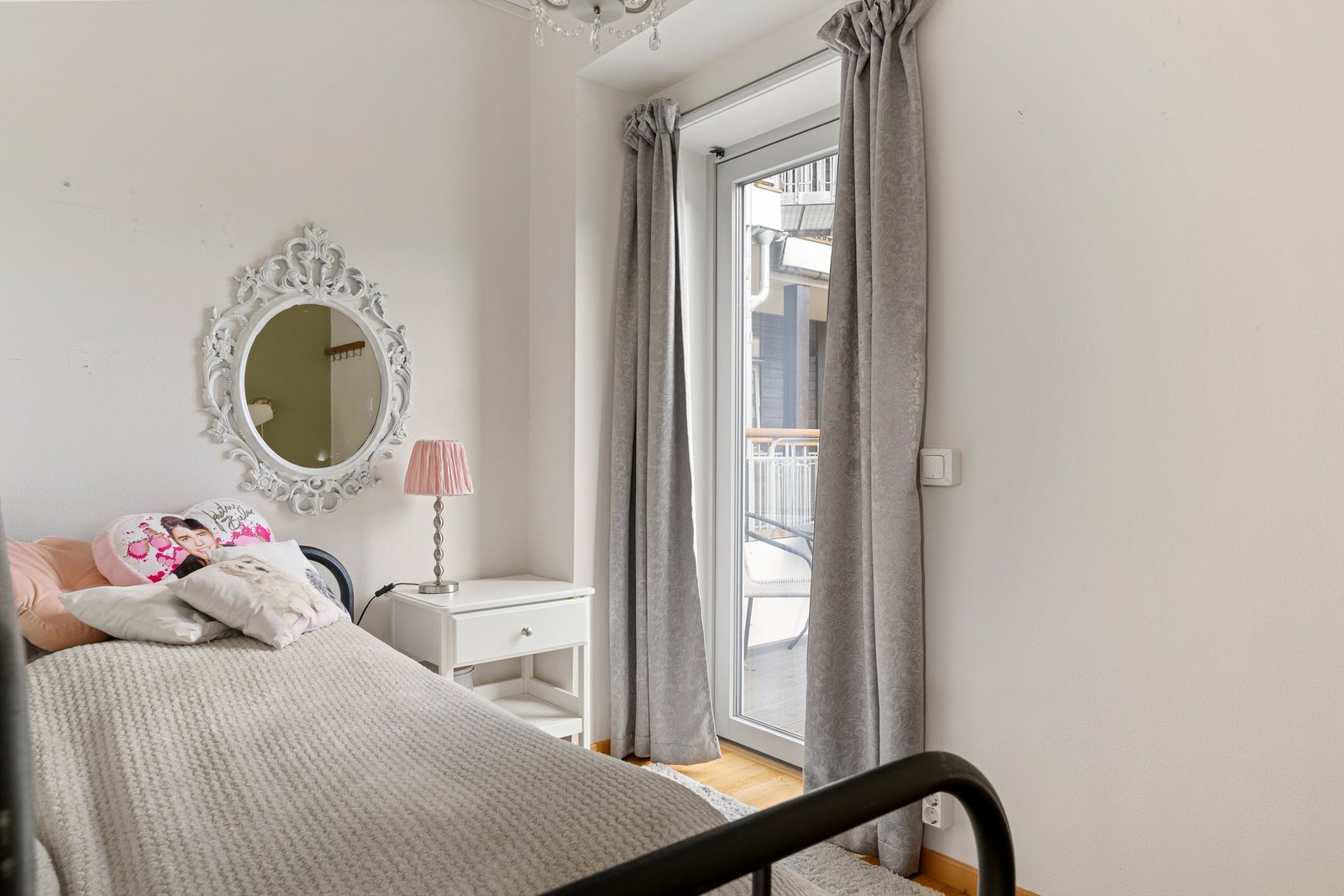 Rommet fungerer også utmerket som ekstra gjesterom eller kontor, avhengig av behov. Galleribilde