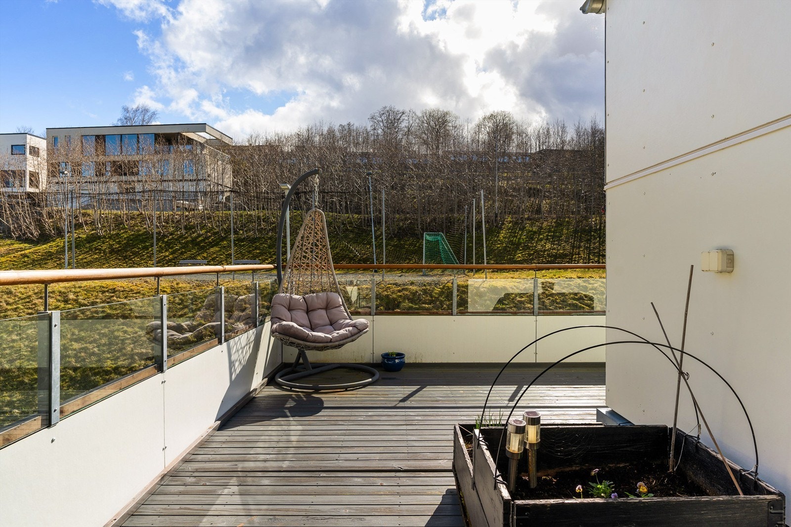 Lys og solrik uteplass med svært gode solforhold fra formiddag til kveld. Galleribilde