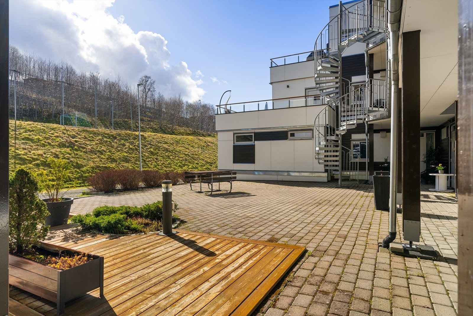 Felleseie tomt på 2 202 kvm pent opparbeidet med asfalt, diverse beplantninger, plenareal, lekeplass og biloppstillingsplass. Galleribilde