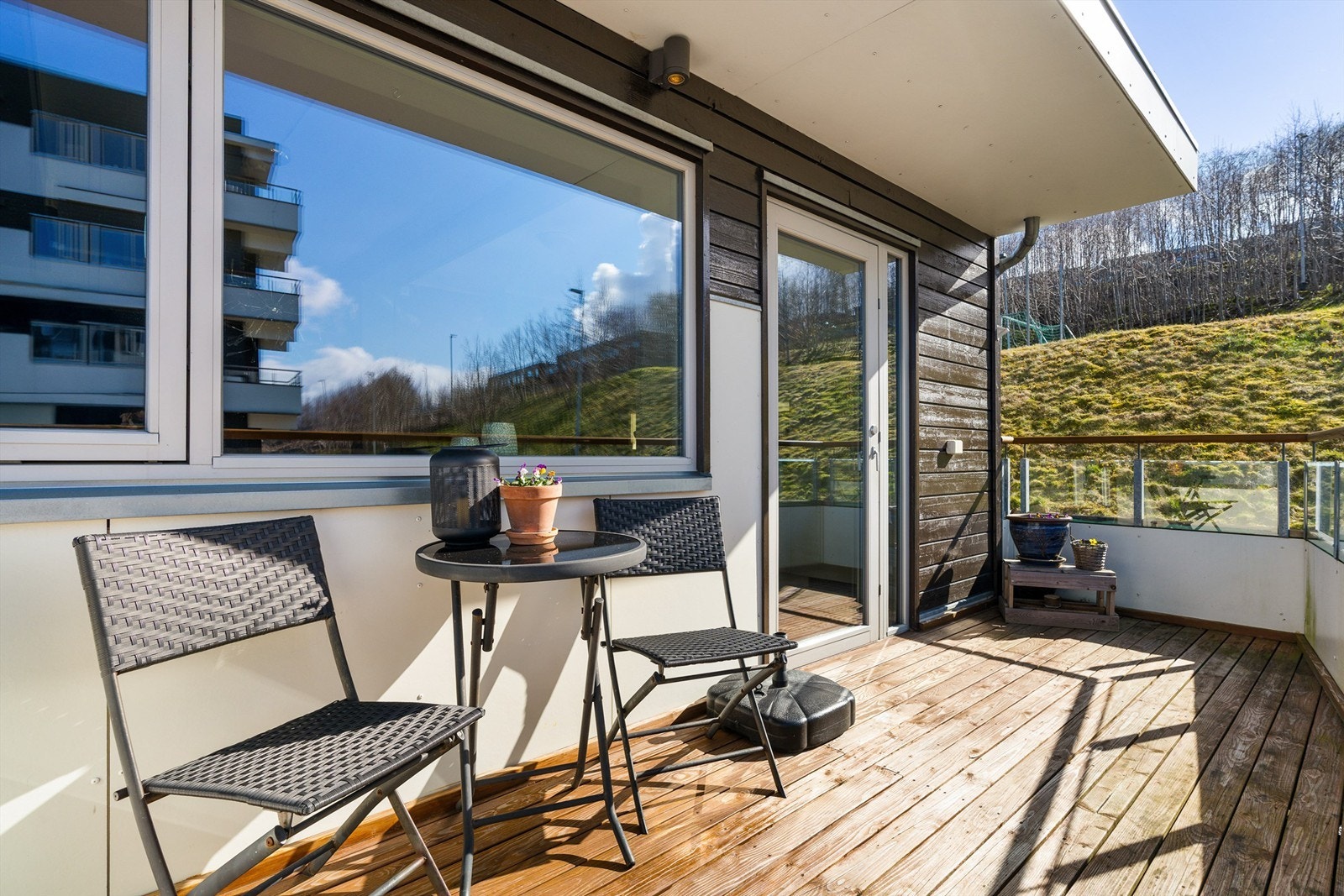 Utgang til en solrik og lun veranda i første etasje, med svært gode solforhold. Galleribilde