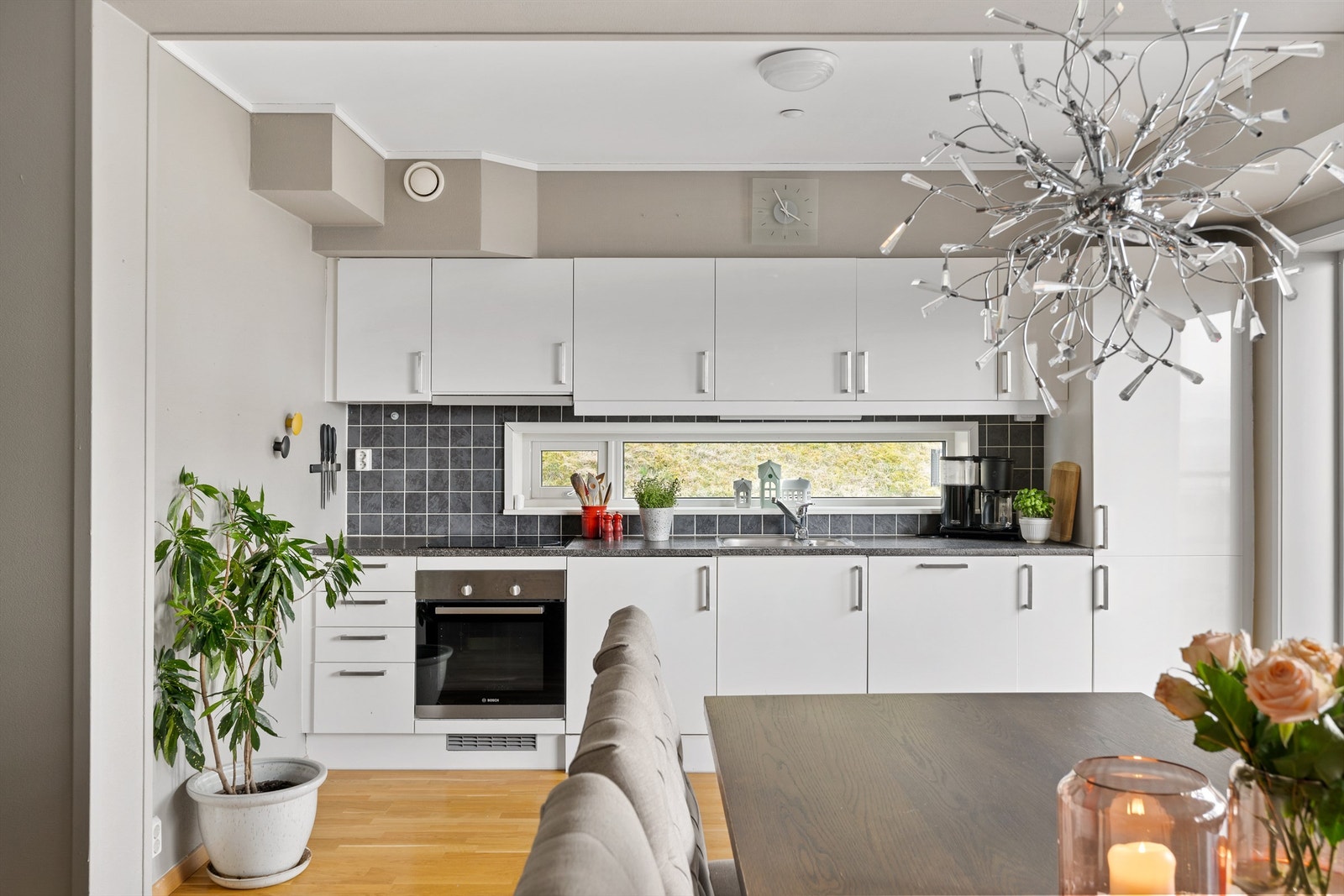 Kjøkkenet byr på rikelig benkeplass, og stilrene og glatte fronter Galleribilde