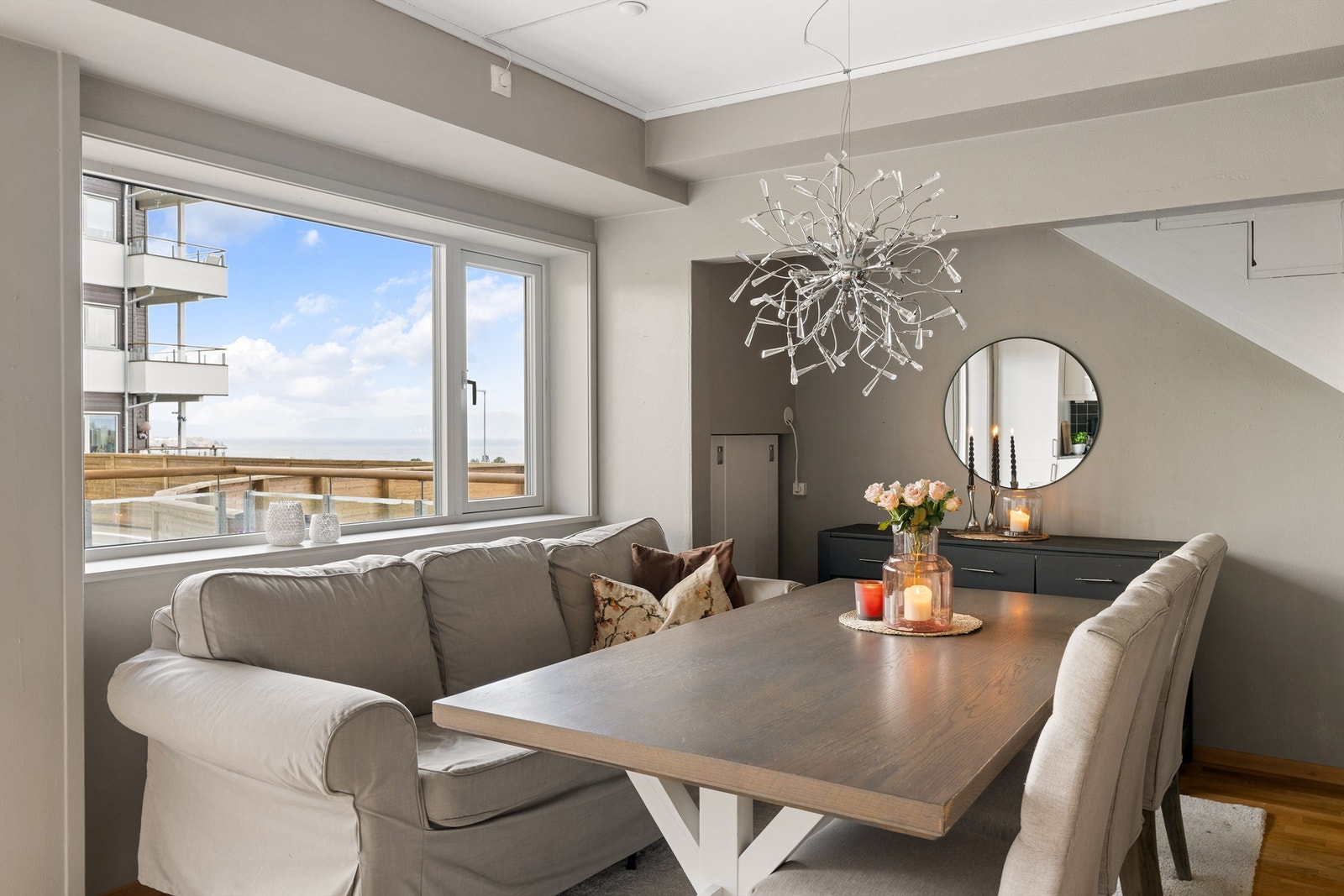 Lys og romslig spisestue med plass til mange, perfekt for både hverdagsmåltider og hyggelige sammenkomster Galleribilde