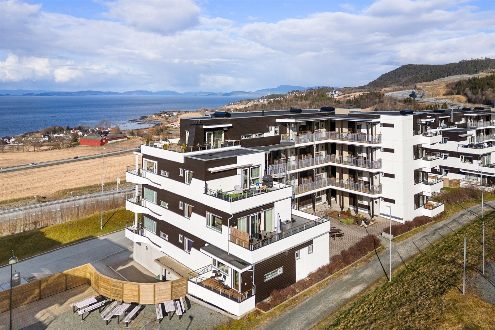 Her bor du høyt og fritt, med en romslig terrasse som byr på svært gode solforhold og nydelig panoramautsikt. Galleribilde