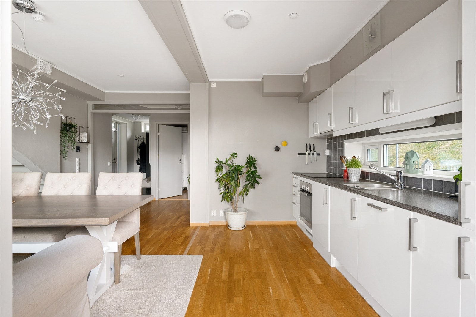 Kjøkkenet ligger åpent i direkte tilknytning til spisestuen Galleribilde