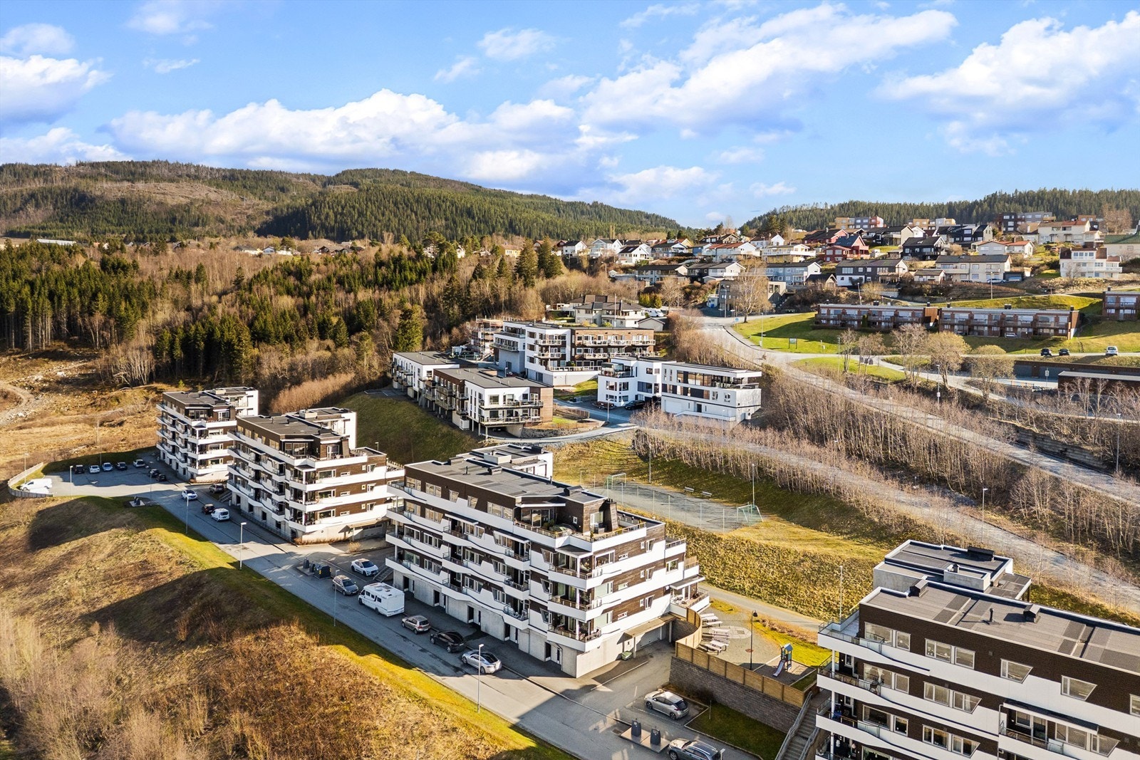 Velkommen til en lys og innbydende 3-roms selveierleilighet beliggende i et veletablert boligområde på Reppe! Galleribilde