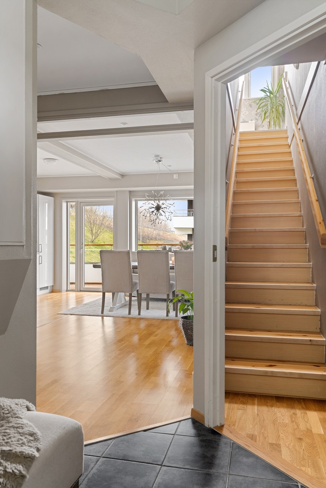 Opp til andre etasje, hvor du finner en koselig loftsstue, soverom og utgang til den flotte takterrassen. Galleribilde