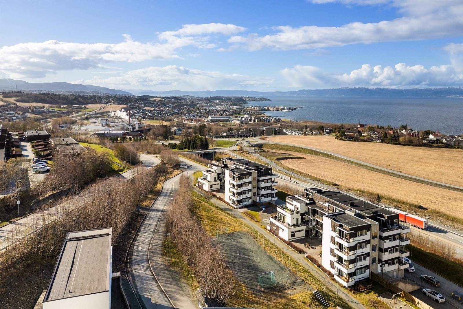 Både Hansbakkfjæra og Ladestien ligger en spasertur unna. Galleribilde