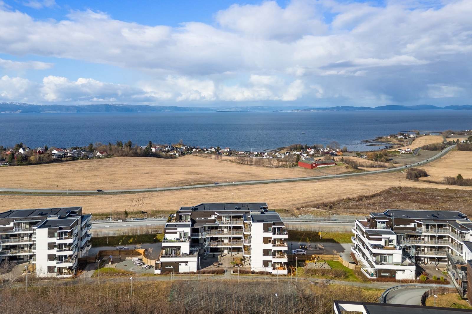 Her bor du med kort vei til blant annet skoler, barnehager, dagligvarebutikker, restauranter, cafèer og treningssenter med mer. Galleribilde
