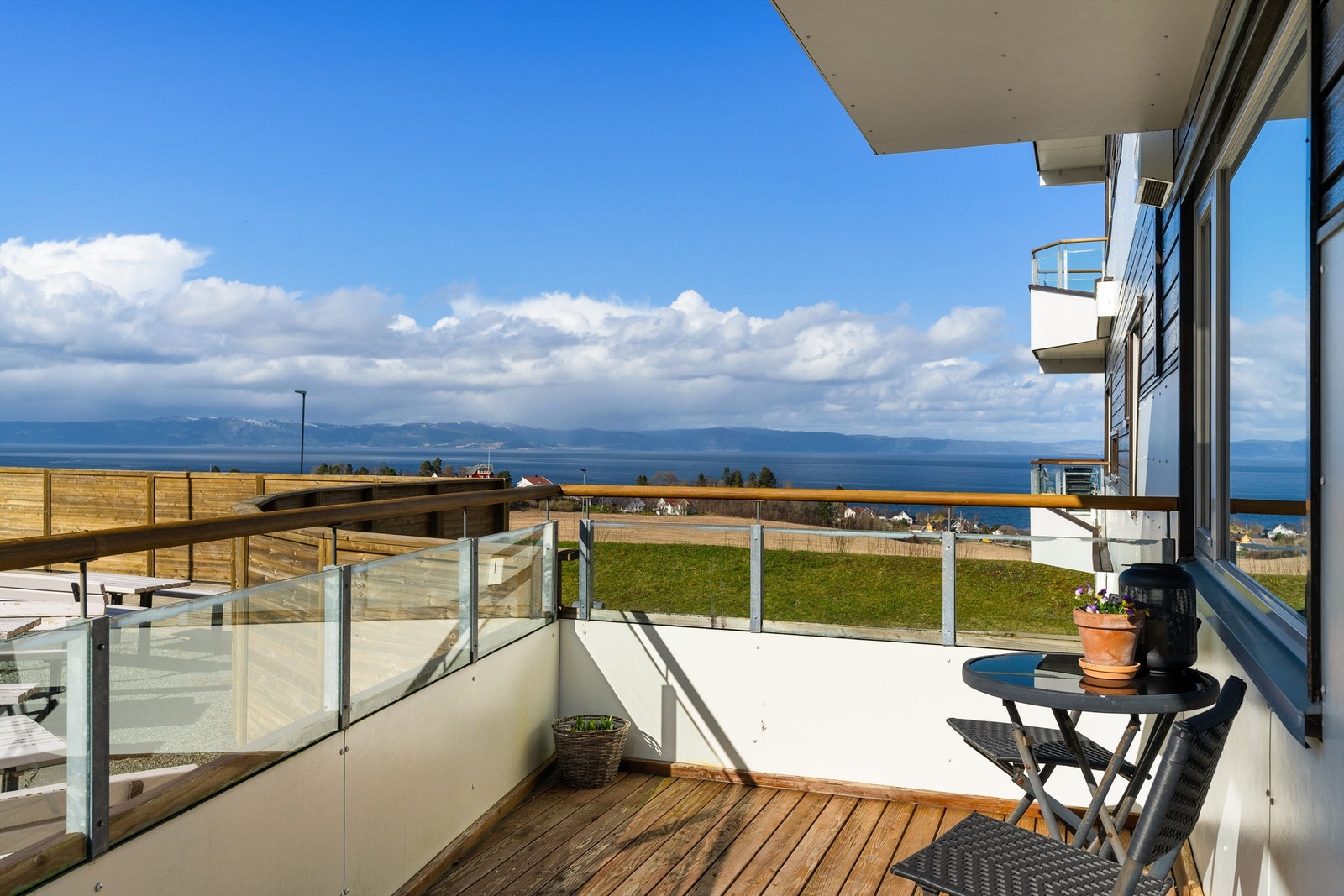 Fra verandaen kan man nyte en fantastisk utsikt over Trondheimsfjorden. Galleribilde