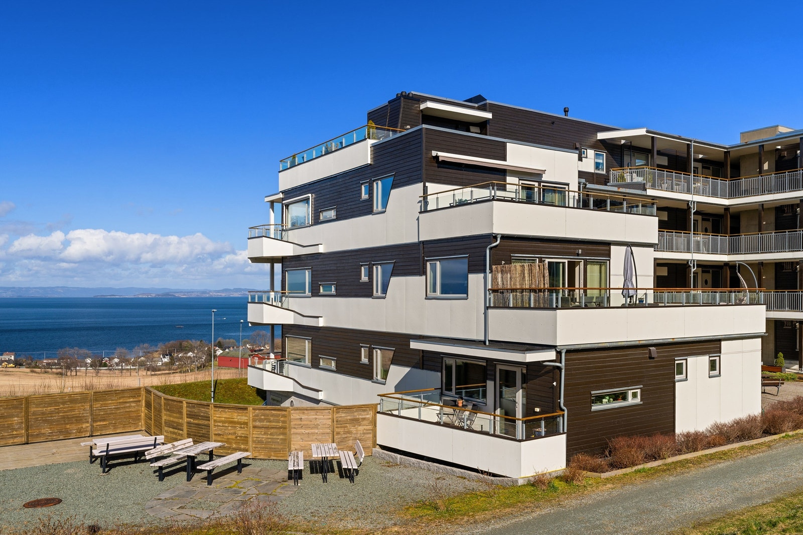 Ranheim er en populær bydel i Trondheim. Her bor du tilbaketrukket og landlig, og samtidig kun en kort kjøretur unna byen. Galleribilde