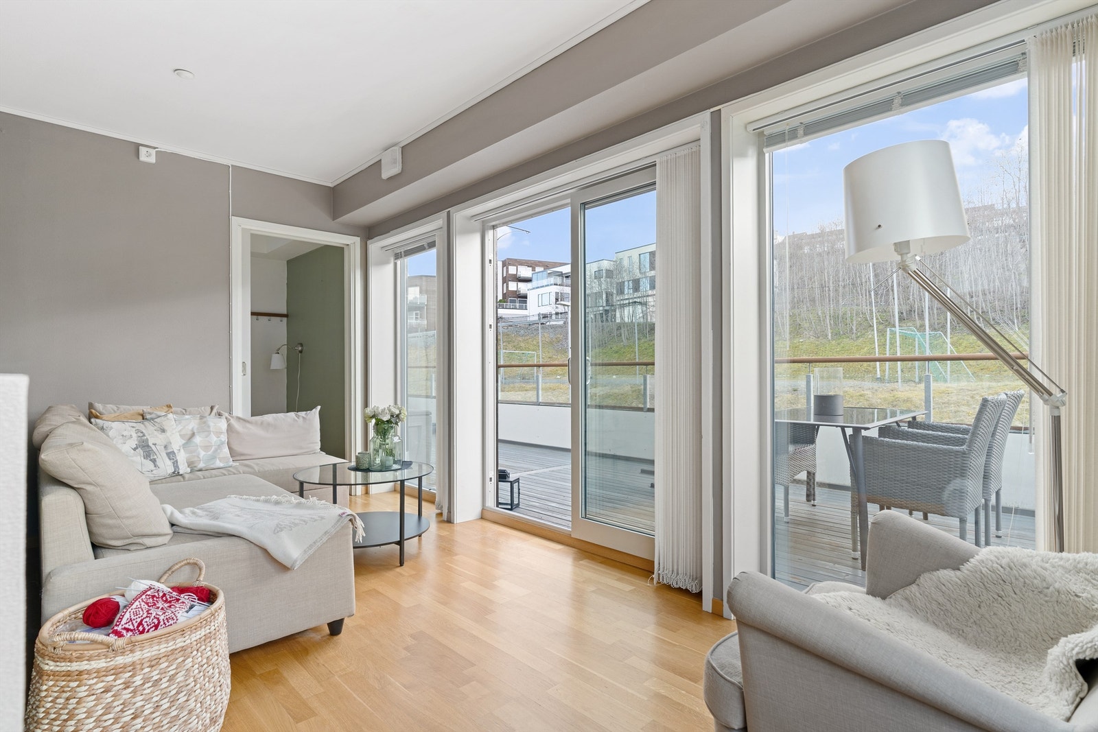 Stuen har gode lysinnslipp fra de store vindusflatene, som gir rommet et lyst og åpent preg. Galleribilde