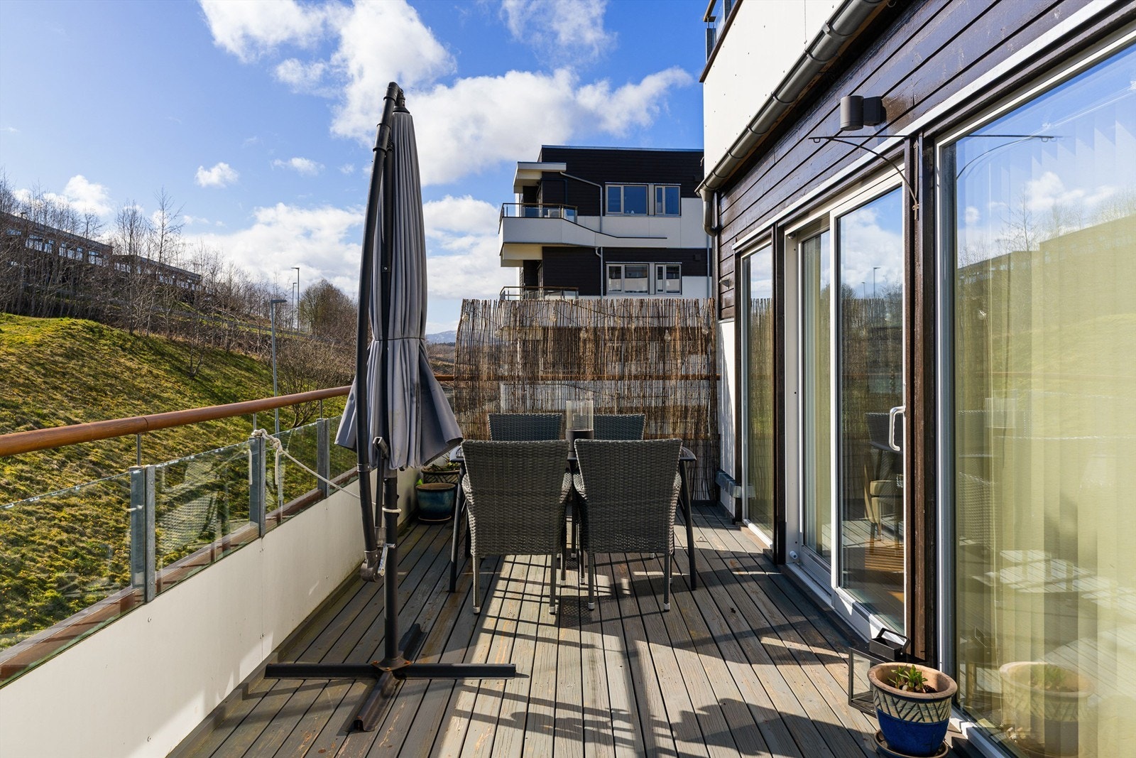 Her er det rikelig med plass og gode muligheter for både møblering og grill, tilpasset etter eget ønske. Galleribilde