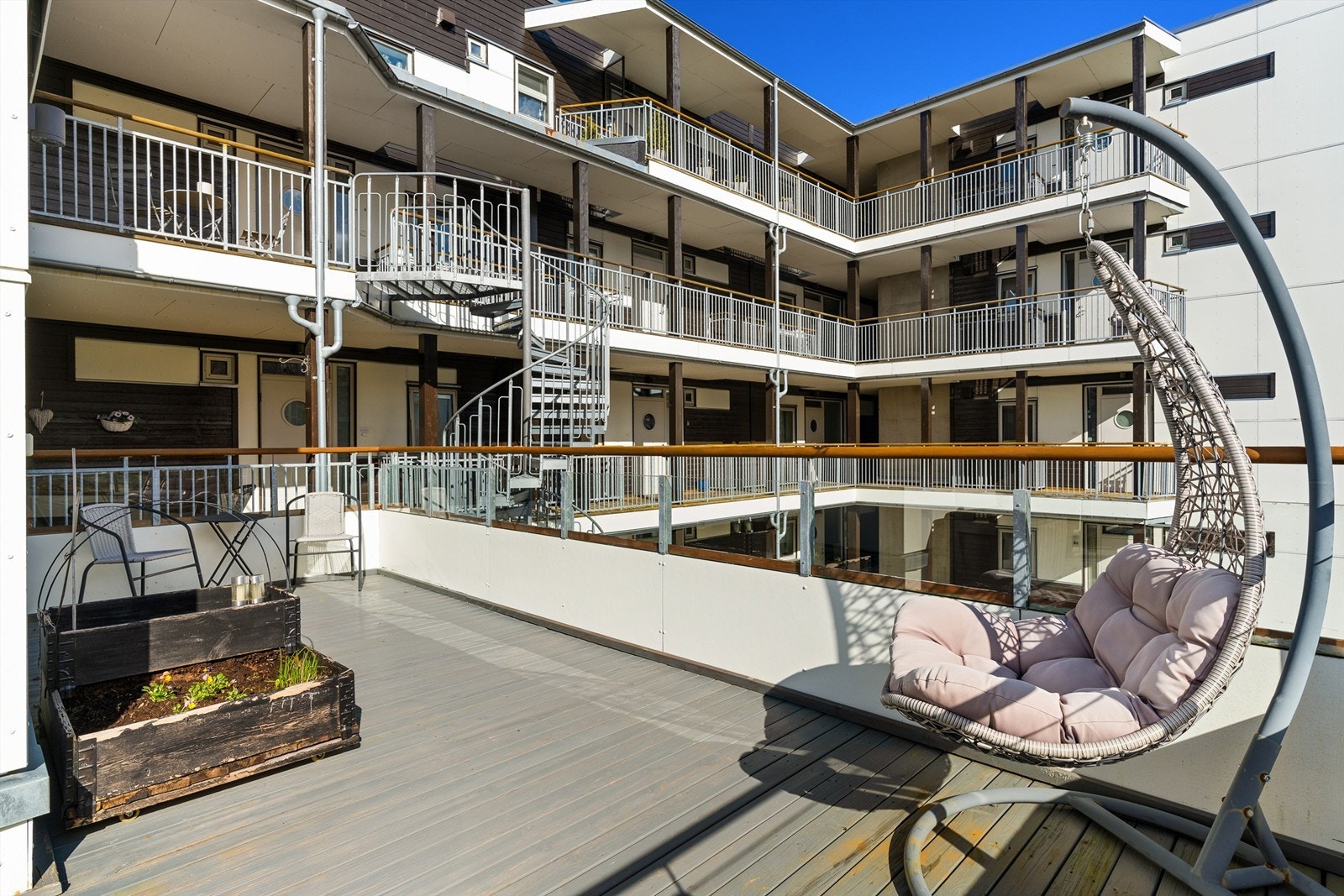 Leiligheten disponerer en fast parkeringsplass i p-kjeller med heis direkte fra kjelleren for enkel tilgang til boligen. Galleribilde