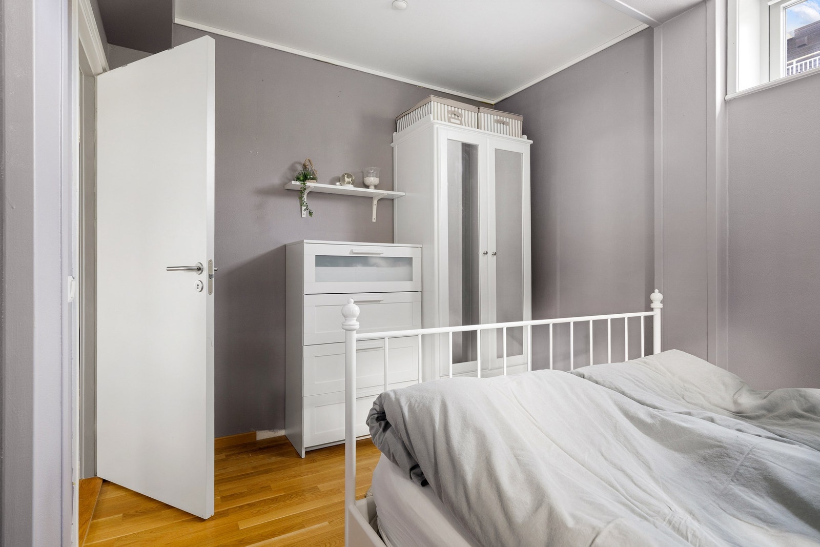 Her er det god plass til både soveromsmøblement og en praktisk garderobeløsning. Galleribilde